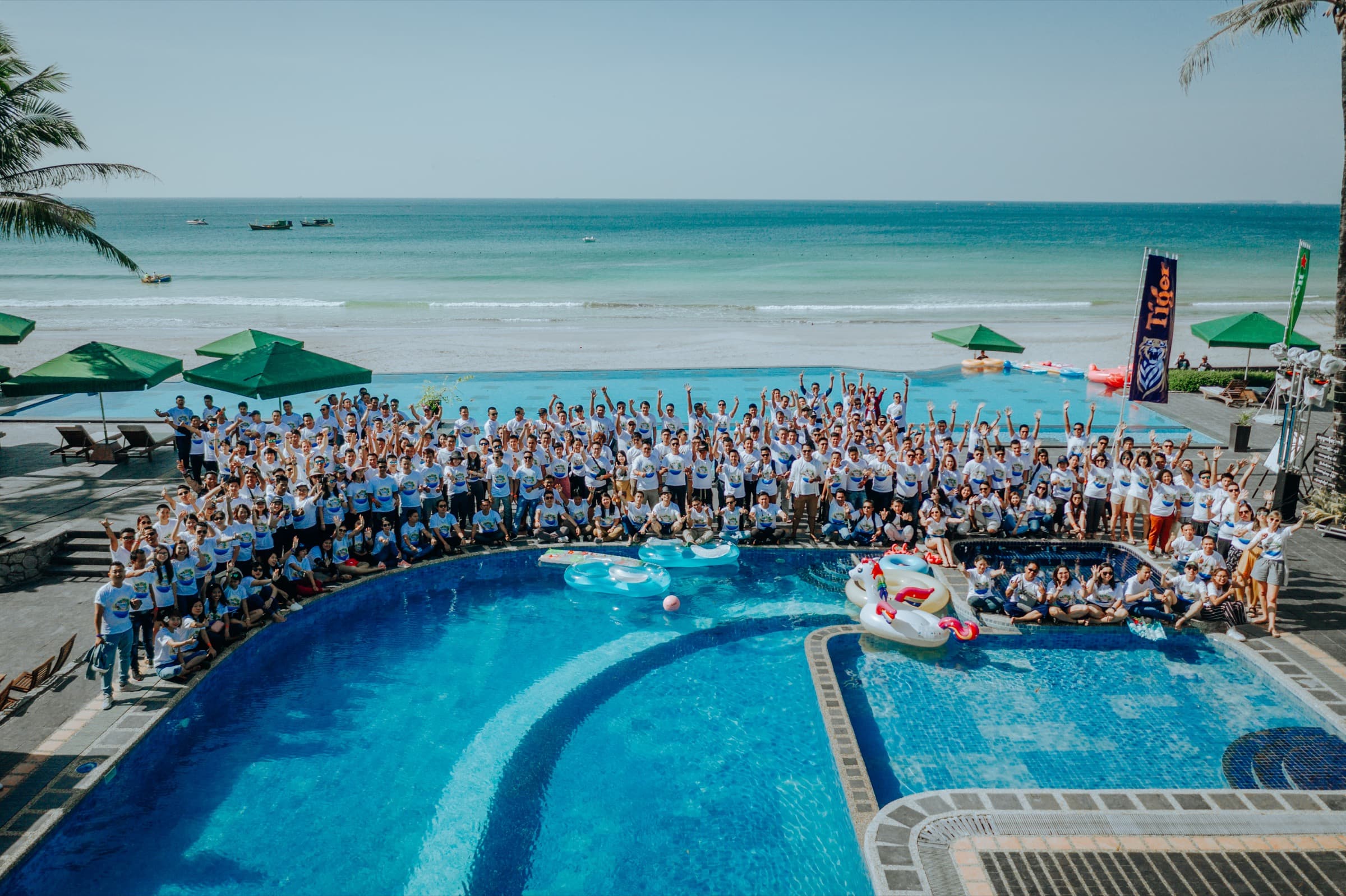 Heineken Forum '19 — the whole team at the resort pool