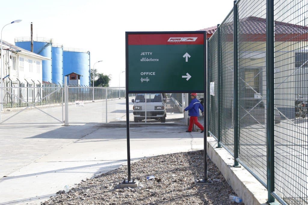 Bilingual wayfinding across the terminal
