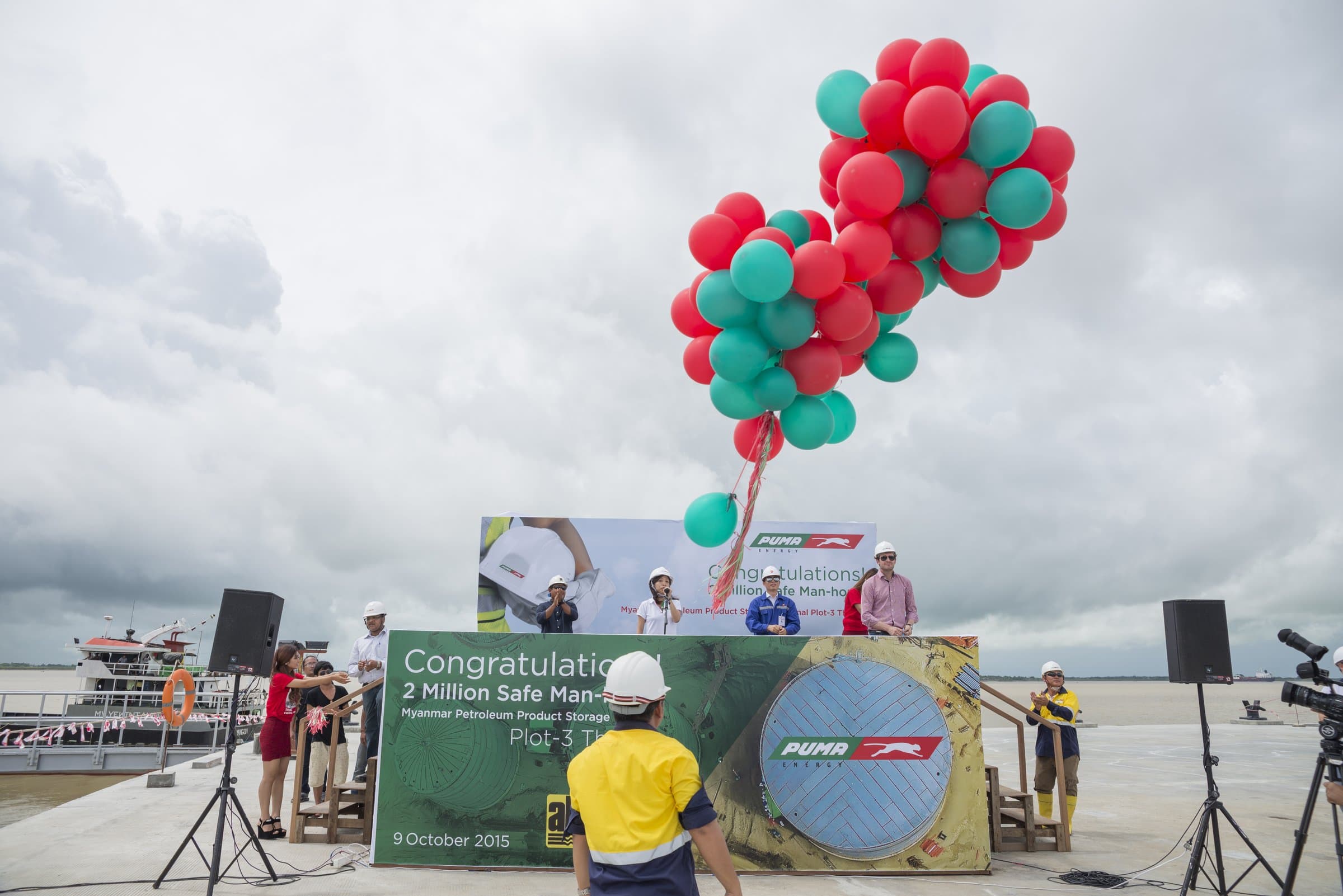 Balloon release over the jetty-side stage