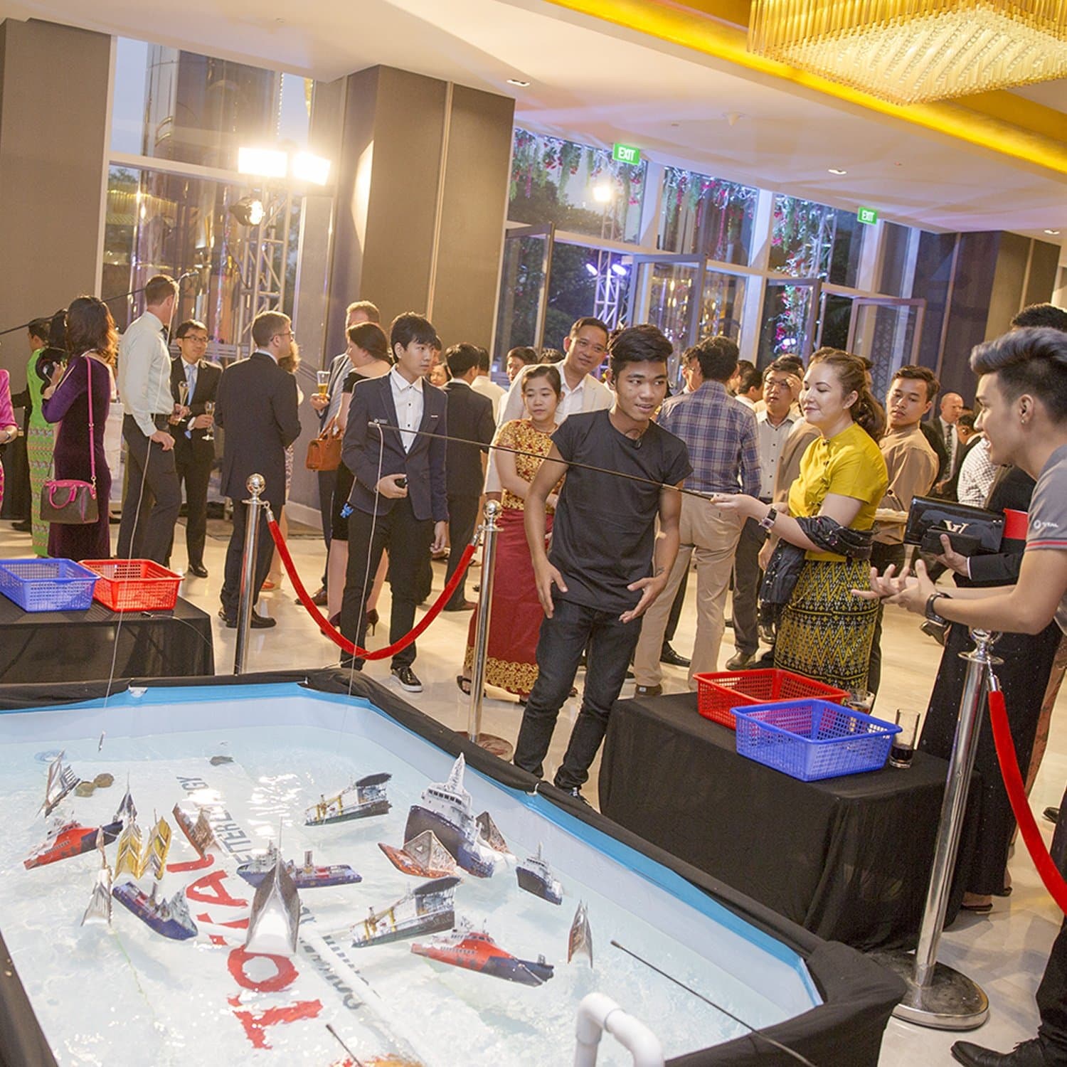 Interactive boat-pond activation in Total branding
