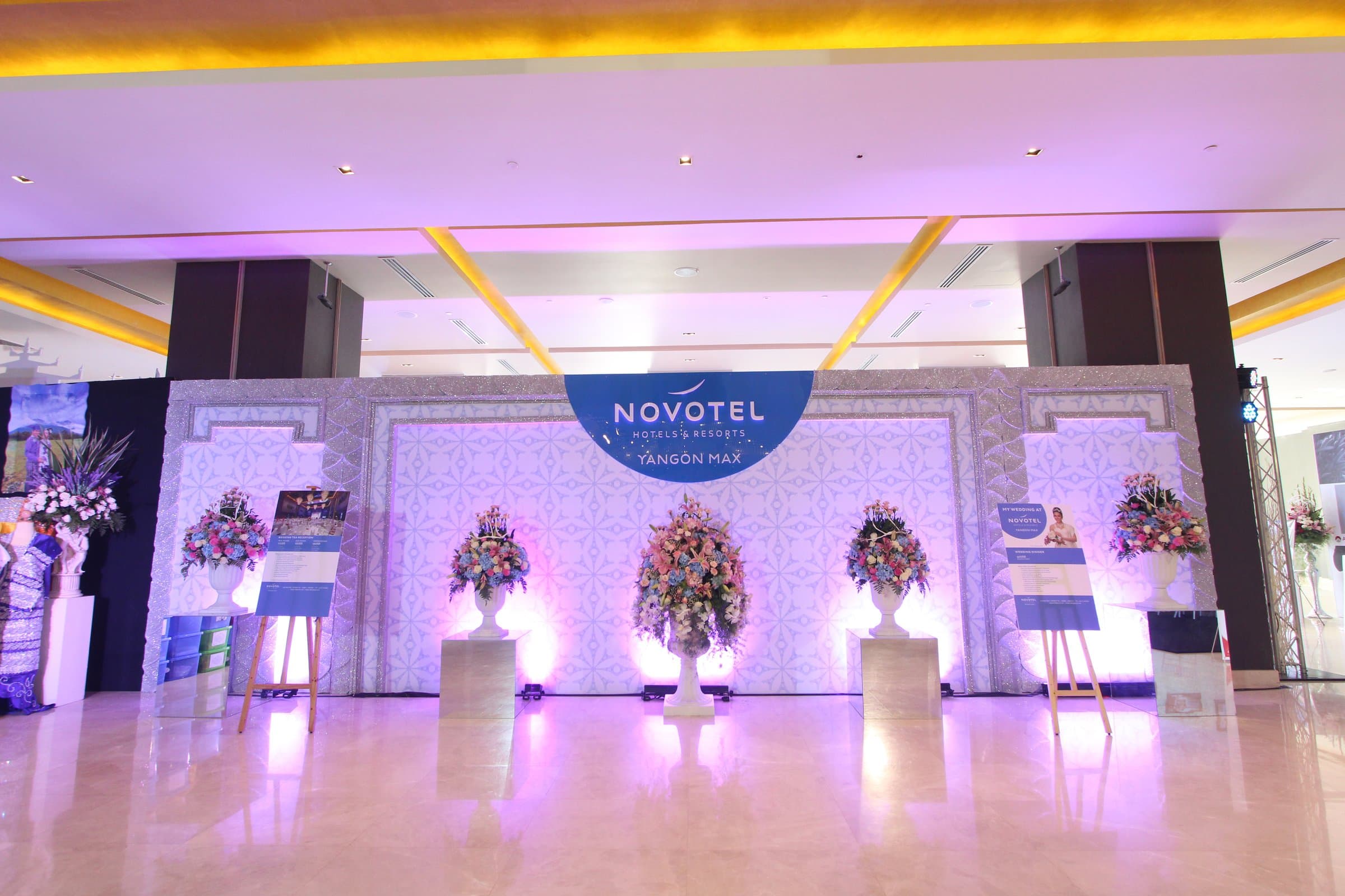 'Je t'aime' — the floral stage at the Novotel fair