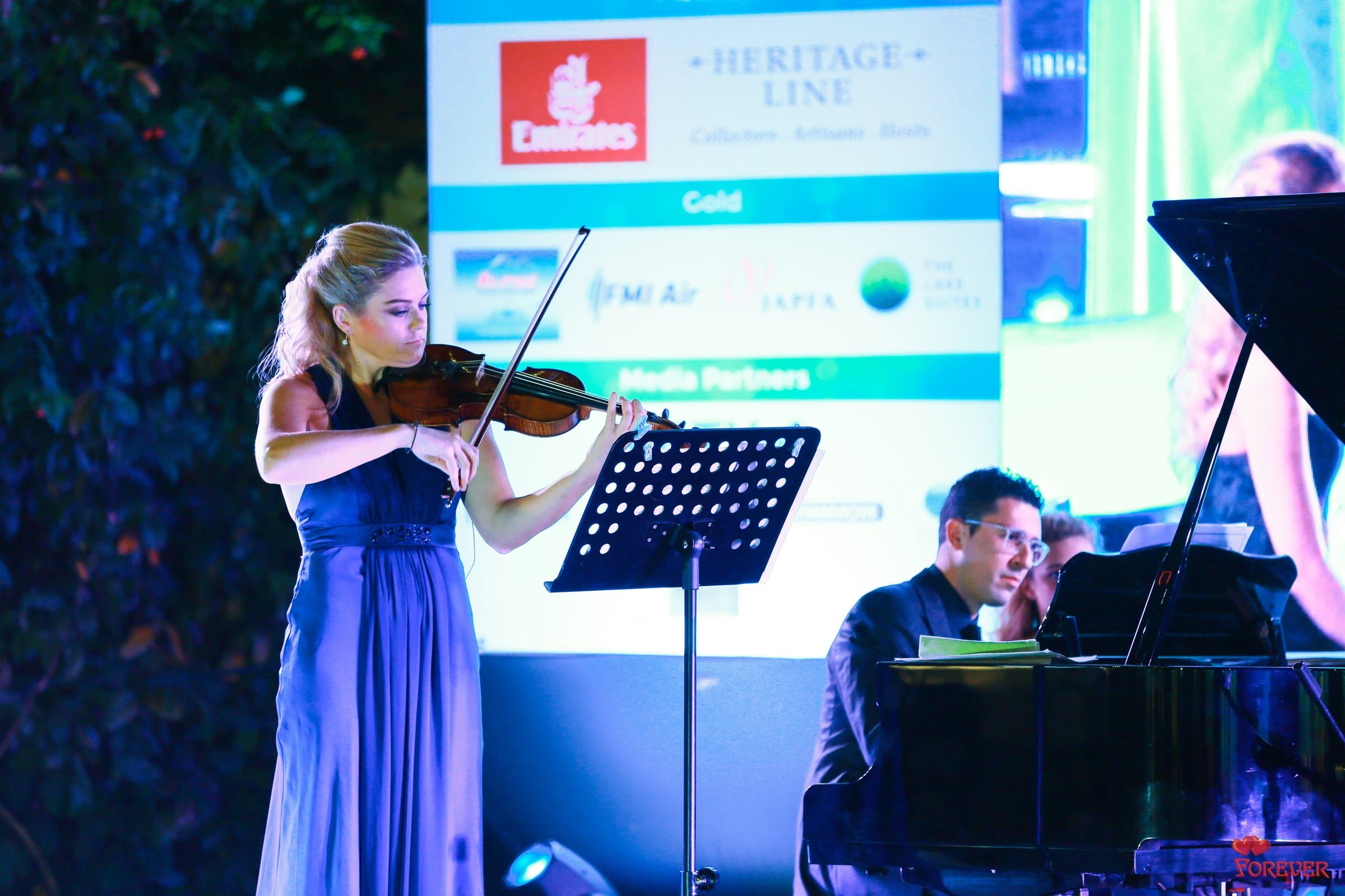 Violin and piano under the sponsor wall